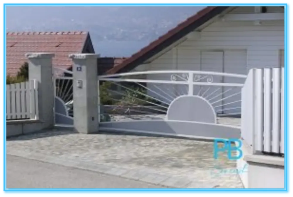 PORTAIL GRILS ET BLANC DECO SOLEIL